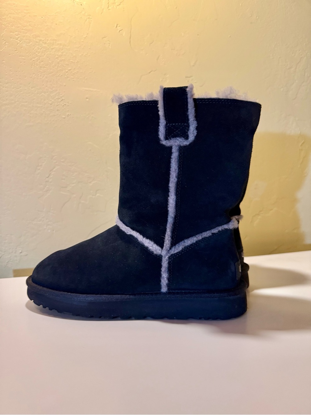 UGG Classic Short II Black Sheepskin Suede Boots Women's Size 9